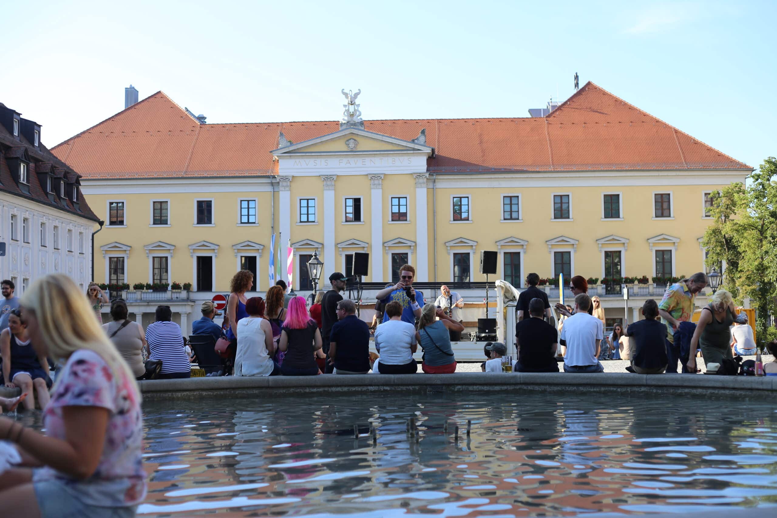 Kundgebung "Mehr Raum für Livekultur" am 12. Juni. Den Brunnen am Bismarckplatz hatte die Stadt freundlicherweise abgeschaltet. Foto: ld.