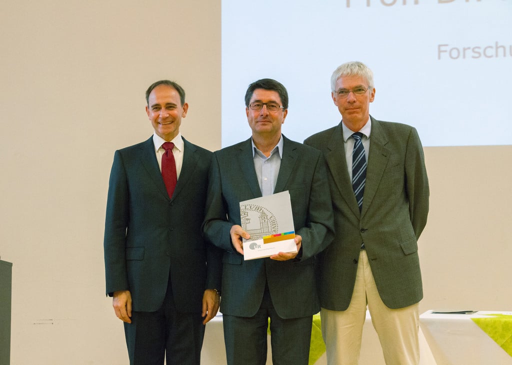 Prof. Dr. Dr. Torsten E. Reichert, Dekan der Fakultät für Medizin, Prof. Dr. Bernhard Weber und Prof. Dr. Horst Helbig, Forschungsdekan der Fakultät für Medizin. Foto: Universität Regensburg