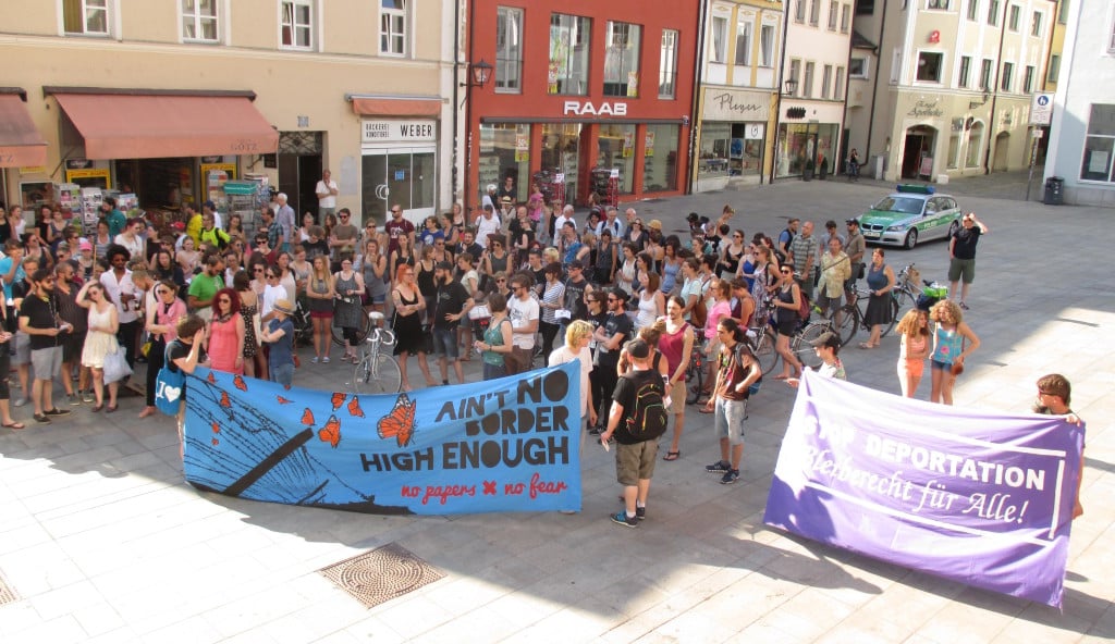 Demonstration auf dem Neupfarrplatz: "Was PEGIDA und Seehofer angefangen haben wird nun in Gesetz zementiert." Foto: as