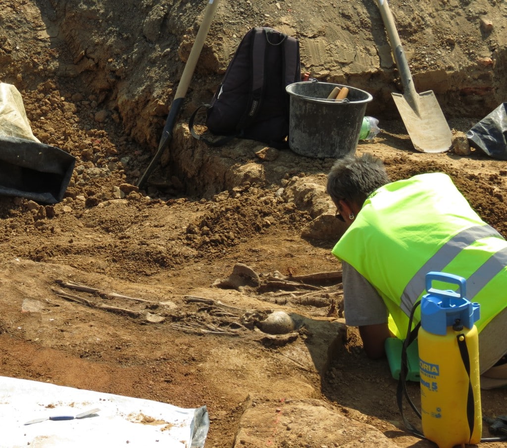 Eine Foto von den Grabungen, das zeigt, wie eng die Gräber aneinander liegen: im Vordergrund ein Kind, dahinter eine erwachsene Person. Foto: BLfD