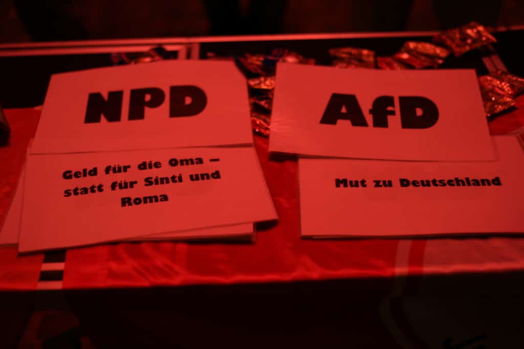 Islamfeindlichkeit, Ressentiments und Deutschtümelei: Kritisiert wurde die AfD dafür schon länger (Infostand der Jusos Regensburg zum Auftritt von Hans Olaf Henkel in Regensburg). Foto: Archiv/ Liese