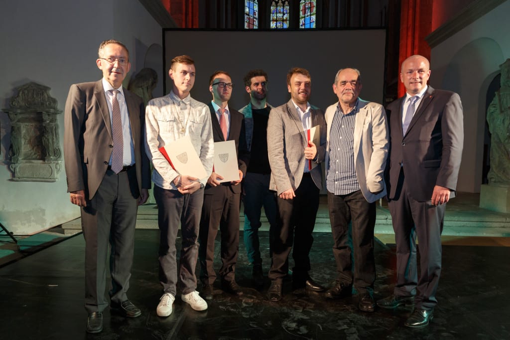 Kulturreferent Klemens Unger und Oberbürgermeister Joachim Wolbergs mit allen Preisträgern: Lorenz Kellhuber, Daniel Schill, Jürgen Böhm, Stefan Bircheneder und Rainer Pawelke (v. l.). Foto: Stadt Regensburg, Stefan Effenhauser