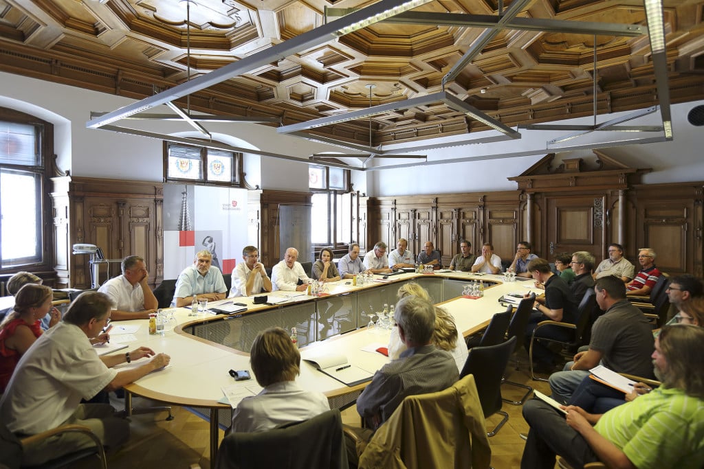 Lagebesprechung mit OB Wolbergs. Foto: Peter Festl/ Stadt Regensburg