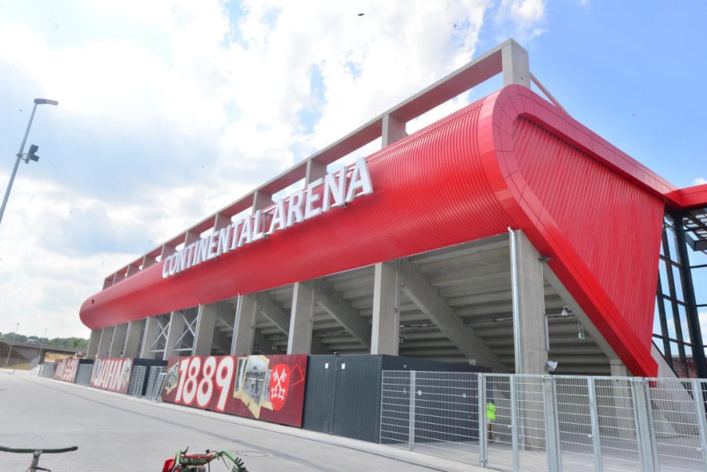 Mit der Continental-Arena und dem Start für die Jahnschmiede wären zumindest diese Voraussetzungen für Profifußball gegeben. Foto: Staudinger