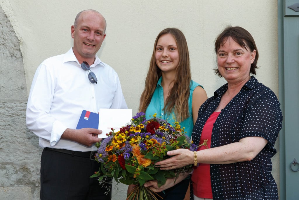  OB Joachim Wolbergs und Planungs- und Baureferentin Christine Schimpfermann gratulieren Franziska Heinemann zum Siegervideo, das nun zum internationalen Wettbewerb der Organisation der Welterbestädte eingereicht wird. Foto: Stadt Regensburg/Stefan Effenhauser