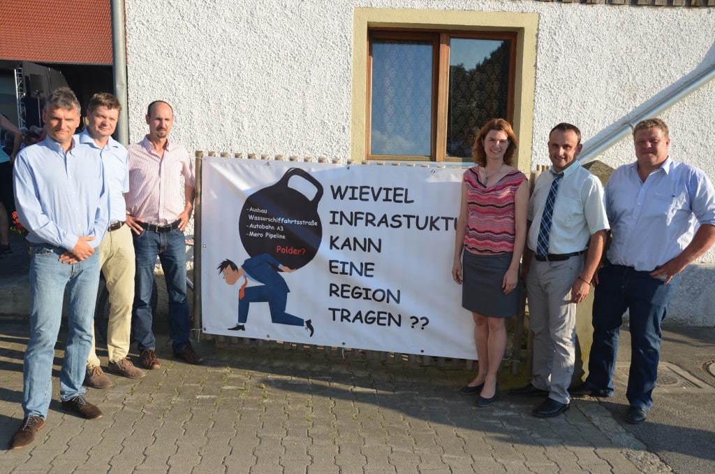 Bei der zweiten Bürgerinformationsveranstaltung des Landkreises Regensburg zum Thema Flutpolder in Kiefenholz wehrten sie sich gemeinsam gegen den Bau von Flutpoldern: Prof. Andreas Malcherek, Harald Stadler, Markus Hörner, Tanja Schweiger, Josef Schütz, Stefan Kramer (von links).