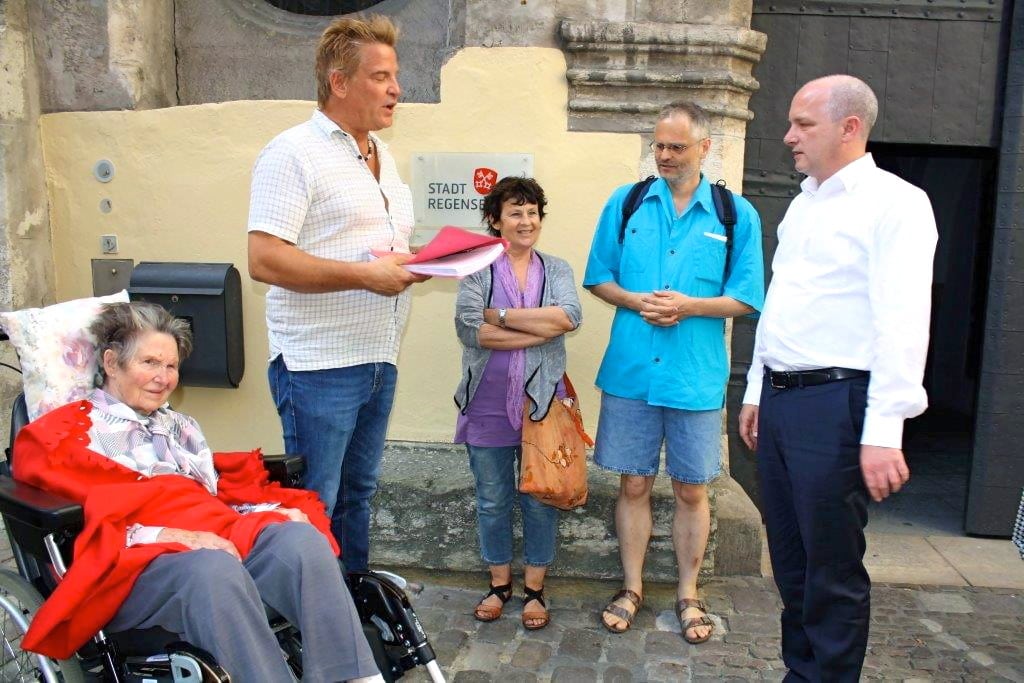 Übergabe der Petition Michlstift an den OB. Foto: Herbert Baumgärtner