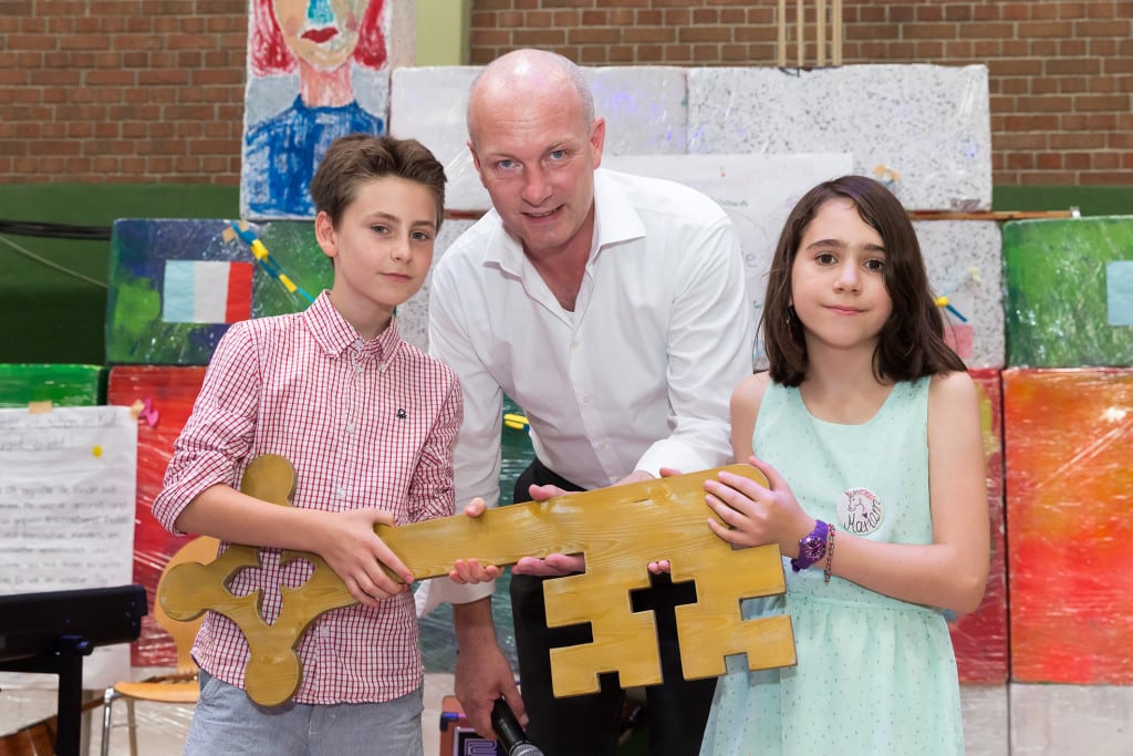 Mariam, Bürgermeisterin in der ersten Woche in Mini Regensburg, übergibt zusammen mit Oberbürgermeister Joachim Wolbergs den Schlüssel an den neu gewählten Bürgermeister Jonas. Foto: Stadt Regensburg/Stefan Effenhauser