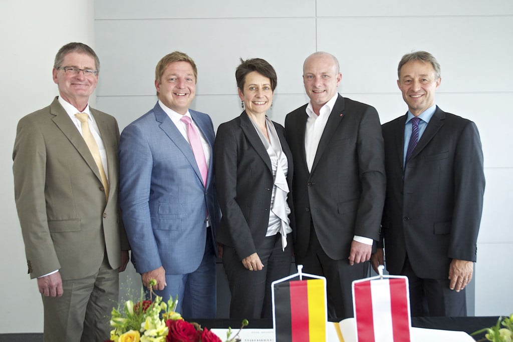  Dr. Thomas Reisinger, COO Infineon Austria, OB Joachim Wolbergs, Dr. Sabine Herlitschka, CEO Infineon Austria, Bürgermeister Günther Albel, Wirtschafts-, Wissenschafts- und Finanzreferent Dieter Daminger Bildnachweis: Infineon Villach