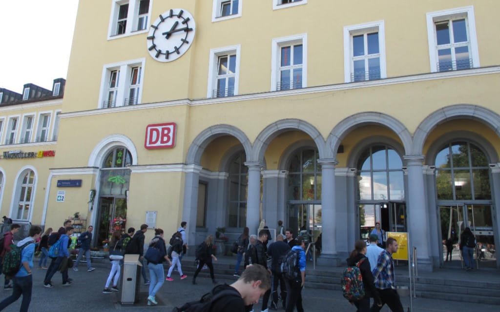 Vor dem Hauptbahnhof soll ein Trio im Juni 2014 einen am Boden liegenden Mann geschlagen und gertreten haben. Der Vorwurf erwies sich als recht dünn. Foto: as