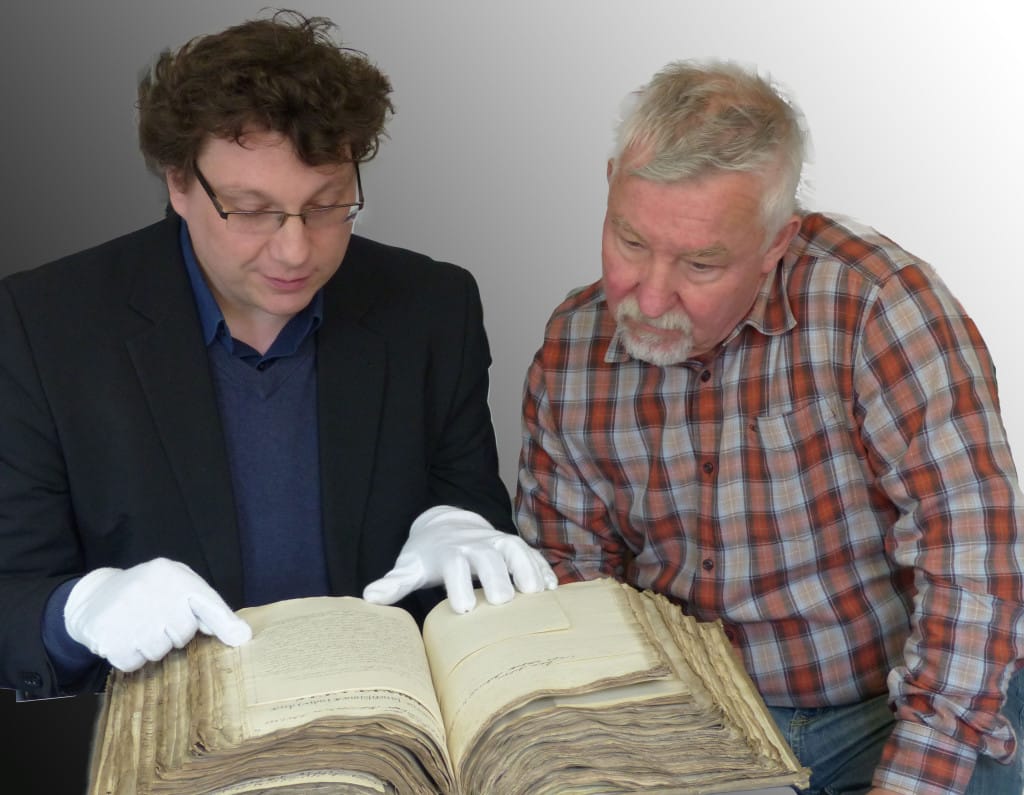 Antiquar Reinhard Hanausch und Bibliotheksleiter Dr. Bernhard Lübbers begutachten eine alte Handschrift (Foto: Staatliche Bibliothek)