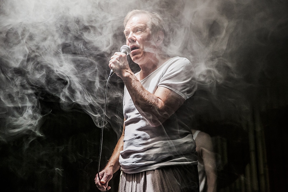 Michael Heuberger in "Die lächerliche Finsternis": Chaos, innerlich und äußerlich. Bild: Jochen Quast, Theater Regensburg.