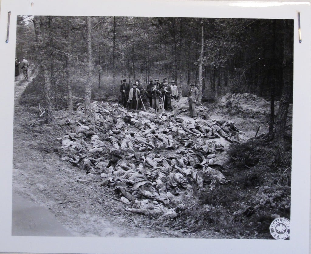 Exhumierung von 49 Toten im Gemeindehölzl am 1.Mai 1945, Quelle: © NARA