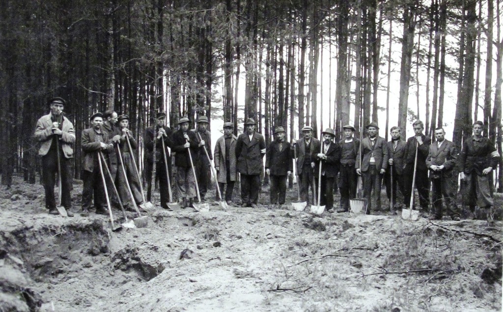 Exhumierungsgruppe mit Bürgermeister Josef Groitl im Gemeindehölzl am 1.Mai 1946. Quelle: NARA