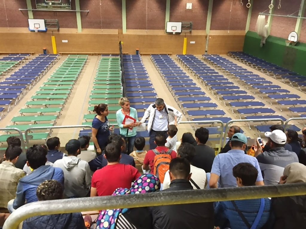 Integrationsbeauftragter der Bayerischen Staatsregierung besucht Notfallunterkunft in der Clermont-Ferrand-Turnhalle (1)