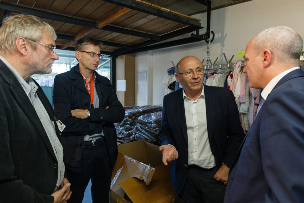 Integrationsbeauftragter der Bayerischen Staatsregierung besucht Notfallunterkunft in der Clermont-Ferrand-Turnhalle (2)