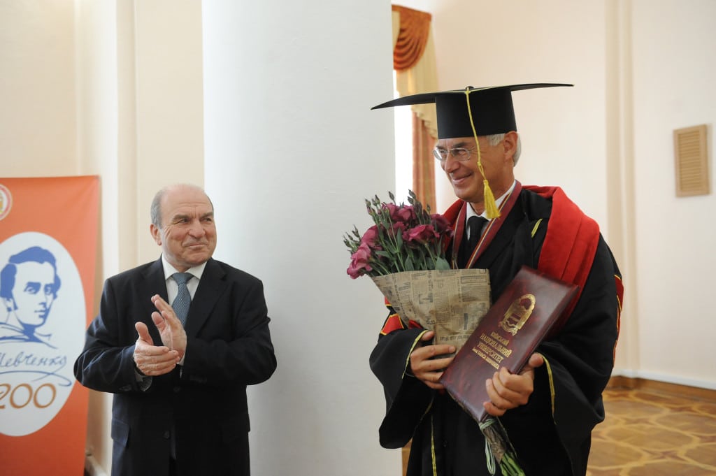 Während der Übergabefeier in Kiev: Prof. Dr. Leonid Hubersky, Rektor der Nationalen Kiever Taras-Ševčenko-Universität (links), und Prof. Dr. Walter Koschmal (rechts). Foto: Nationale Taras-Ševčenko-Universität