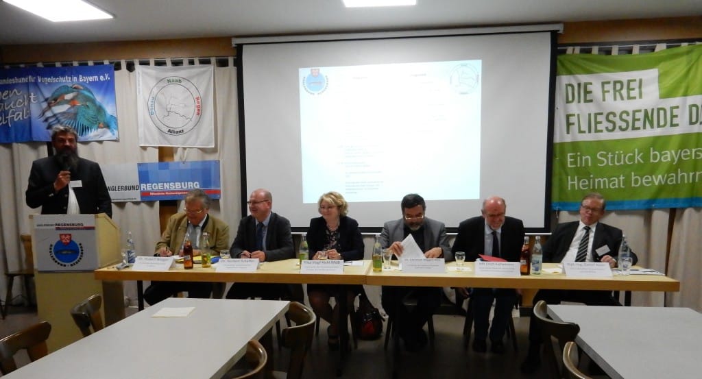 Teilnehmer der Podiumsdiskussion, von links nach rechts: Dr. Josef Paukner (Sprecher der DoNaReA, stehend), Prof. Dr. Hubert Weiger (Vorsitzender des Bund für Umwelt und Naturschutz Deutschland, und des Bund Naturschutz in Bayern), Dr. Norbert Schäffer (Vorsitzender des Landesbund für Vogelschutz in Bayern), Rita Hagl-Kehl (MdB, Vorsitzende der Parlamentarischen Gruppe „Frei fließende Flüsse“), Dr. Christian Magerl (MdL, Vorsitzender des Umweltausschusses des Bayer. Landtages), Erich Eichenseer (Ministerialrat im Bayerischen Staatsministerium für Umwelt und Verbraucherschutz), Dipl.-Ing. Detlef Aster (Generaldirektion Wasserstraßen und Schifffahrt).