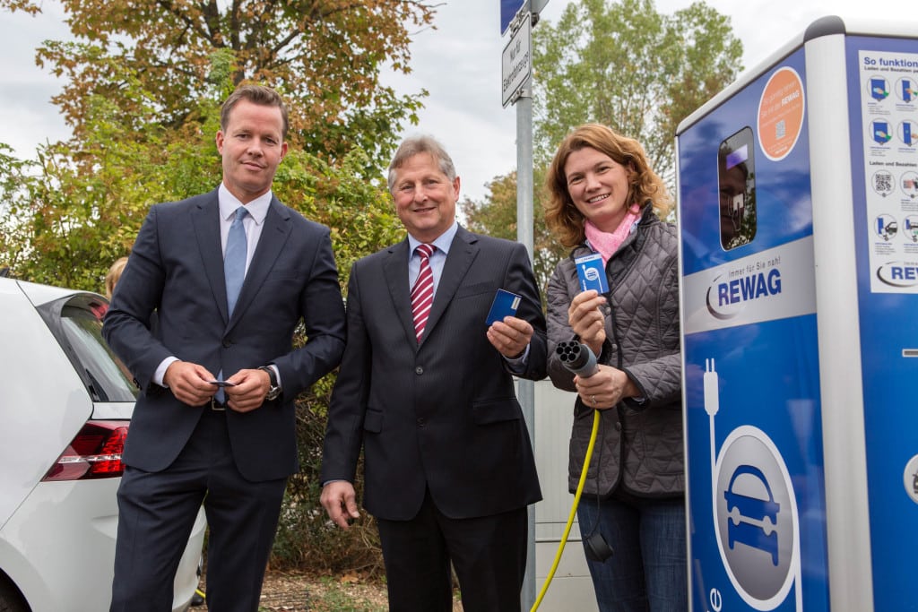 Der REWAG-Vorstandsvorsitzende Olaf Hermes, Bürgermeister Heinz Kiechle und Landrätin Tanja Schweiger bei der Eröffnung der REWAG-Ladesäule in Neutraubling.