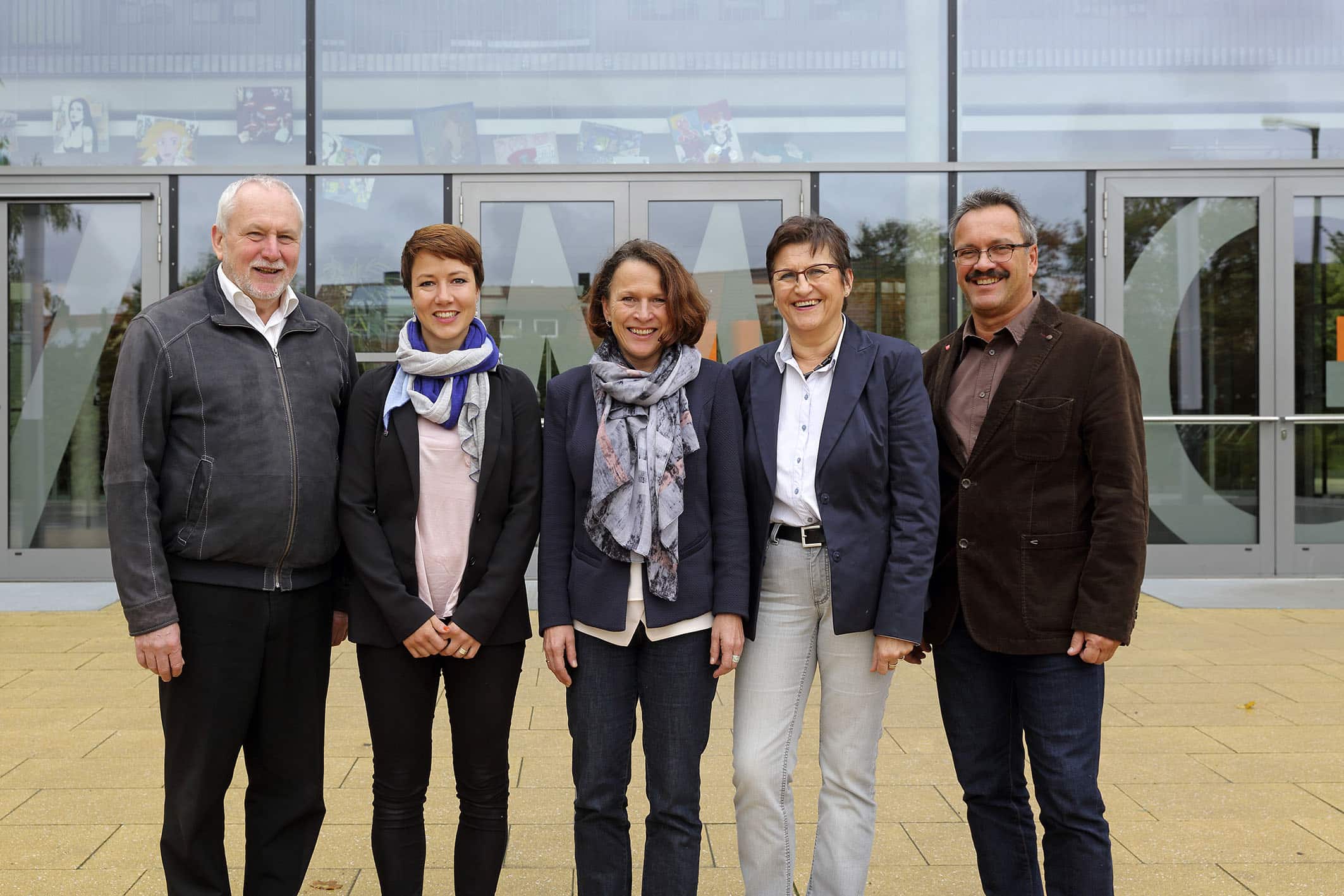 Anna Wesemann (2.v.li.) wird von Dr. Hermann Hage, Referent für Bildung, Sport und Freizeit, Bürgermeisterin Gertrud Maltz-Schwarzfischer, Schulleiterin Sigrid Partenfelder und Dr. Volker Sgolik, stellv. Leiter des Amtes für Jugend und Familie, begrüßt. Bildnachweis: Stadt Regenburg