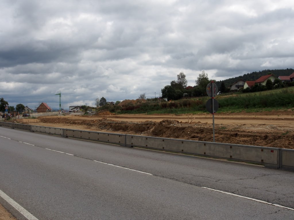 Wetterfeld 2015: Die erweiterte B 85 verläuft über den aufgelassenen KZ-Friedhof. Foto: Werner