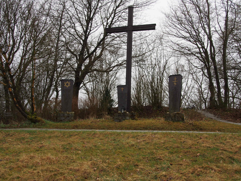 Derzeitiges Mahnmal – seit 1973 auf der Anhöhe. Foto: Werner