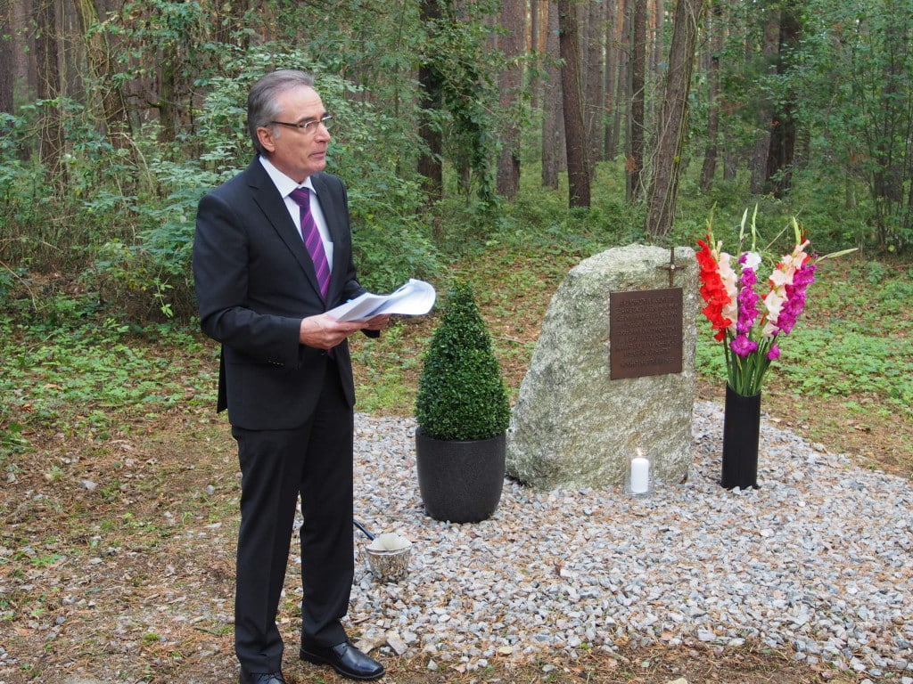 Sichtlich berührt bei der Einweihung des Gedenksteins: Bürgermeister Franz Reichold. Foto: Werner