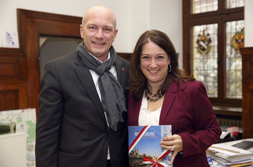  Joachim Wolbergs, Oberbürgermeister, mit Jennifer Gavito, US-Generalkonsulin Bildnachweis: Stadt Regensburg, Peter Ferstl