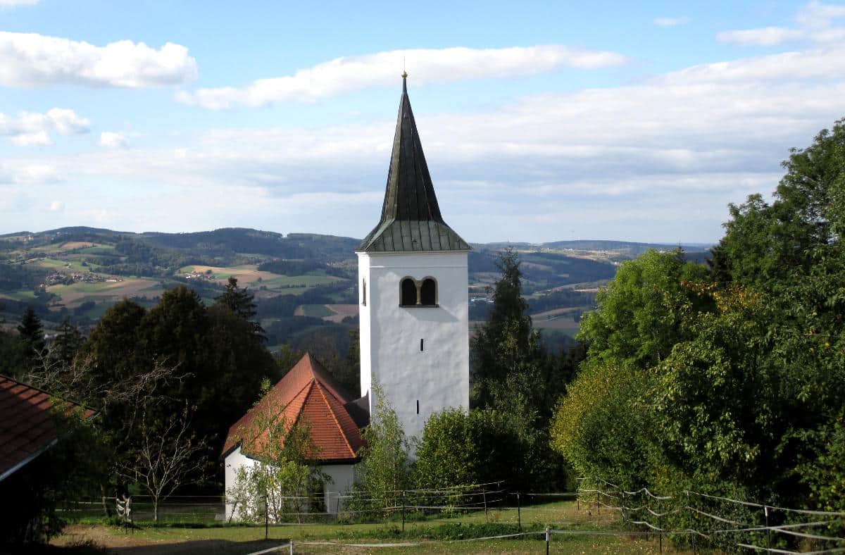 Eine gottesfürchtige Region - eingerahmt von Hügeln, Wiesen und Wäldern: der obere Bayerische Wald.