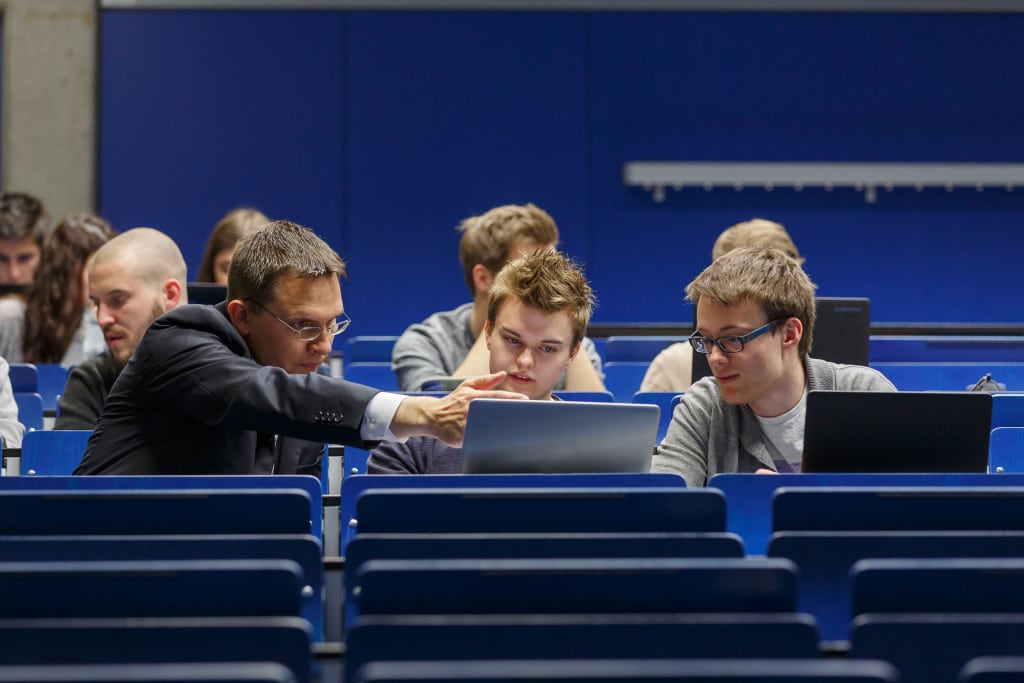 Prof. Dr. Markus Westner (links) von der OTH Regensburg nutzt Internet-gestützte Lehrmethoden. Mit den Studierenden, die trotz des virtuellen Angebots zur Vorlesung vor Ort kommen, nutzt er die Zeit, um das zuvor Gelernte zu vertiefen. Foto: OTH Regensburg