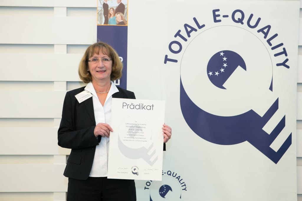 Prof. Dr. Christine Süß-Gebhard, Frauenbeauftragte und beratendes Mitglied der Hochschulleitung der OTH Regensburg, hat die Auszeichnung für gelebte Chancengleichheit für die OTH Regensburg in Hamburg erhalten. Foto: Total E-Quality / Annegret Hultsch