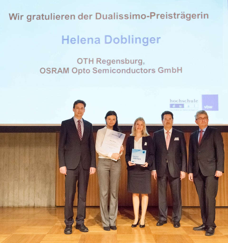 Preisträgerin Helena Doblinger von der OTH Regensburg (zweite von links) und eine Unternehmensvertreterin von OSRAM OS GmbH mit Staatssekretär Georg Eisenreich (links), Prof. Dr. Robert F. Schmidt, Leiter der Initiative hochschule dual (zweiter von rechts) und vbw-Hauptgeschäftsführer Bertram Brossardt (rechts). Foto: hochschule dual/Thomas Linkel  