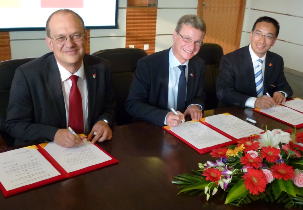 Staatssekretär Bernd Sibler (Mitte) und Prof. Dr. Thomas Fuhrmann, Vizepräsident der OTH Regensburg (links), bei der Unterzeichnung einer Kooperationsvereinbarung mit der Zhejiang University of Science and Technology (rechts: Prof. Dr. Zheng Youqu, Vizepräsident der Zhejiang University). Foto: StMBW