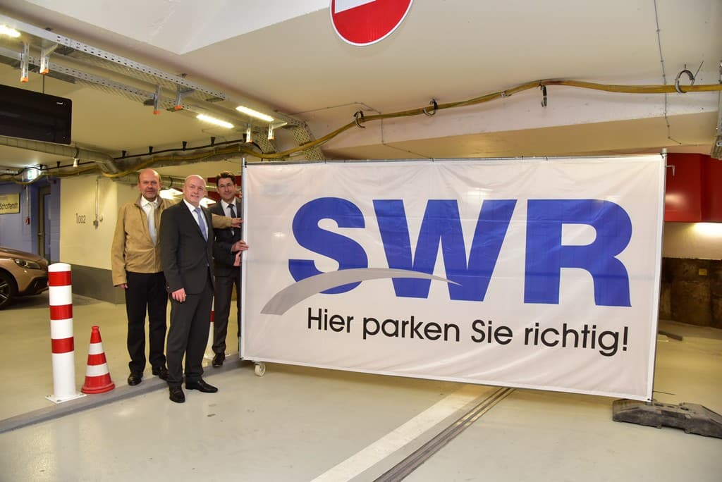 Foto: SWR / Tino Lex. V. l. n. r.: Projektleiter Berthold Weigl, Oberbürgermeister und SWR-Aufsichtsratsvorsitzender Joachim Wolbergs, SWR-Geschäftsführer Manfred Koller. 