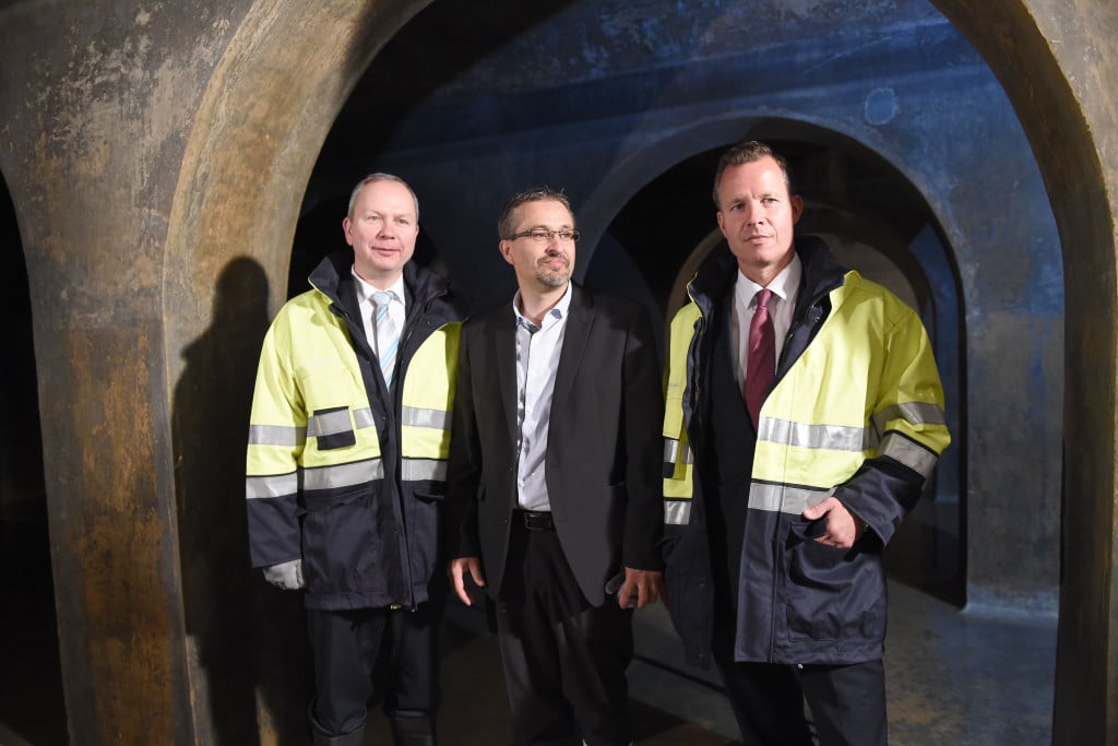 REWAG-Vorstand Frank Ohneseit, Peter Ach, REWAG und REWAG-Vorstandsvorsitzender Olaf Hermes im Hochbehälter auf den Winzerer Höhen.