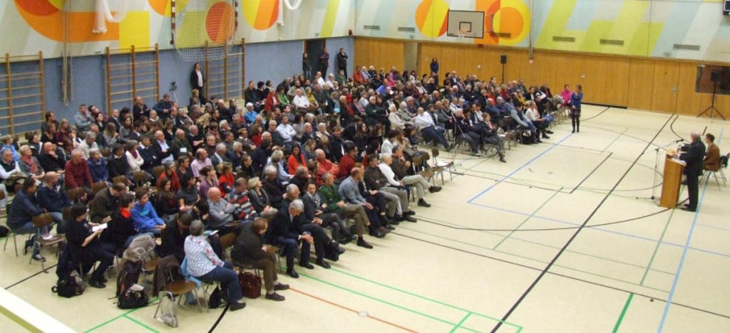 Bürgerversammlung im November zur Flüchtlingsunterkunft in Königswiesen. Erst jetzt meldet sich die CSU zu Wort. Foto: Archiv