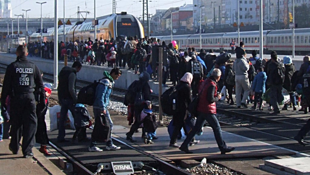 Auf dem Weg zum Sonderzug nach Zwickau: Flüchtlinge am Hauptbahnhof Passau. 