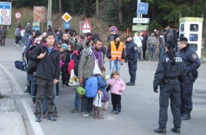 Grenzübergang Wegscheid. Eine Gruppe von 50 Flüchtlingen wird zum Bus für die Weiterreise nach Deutschland gebracht. 