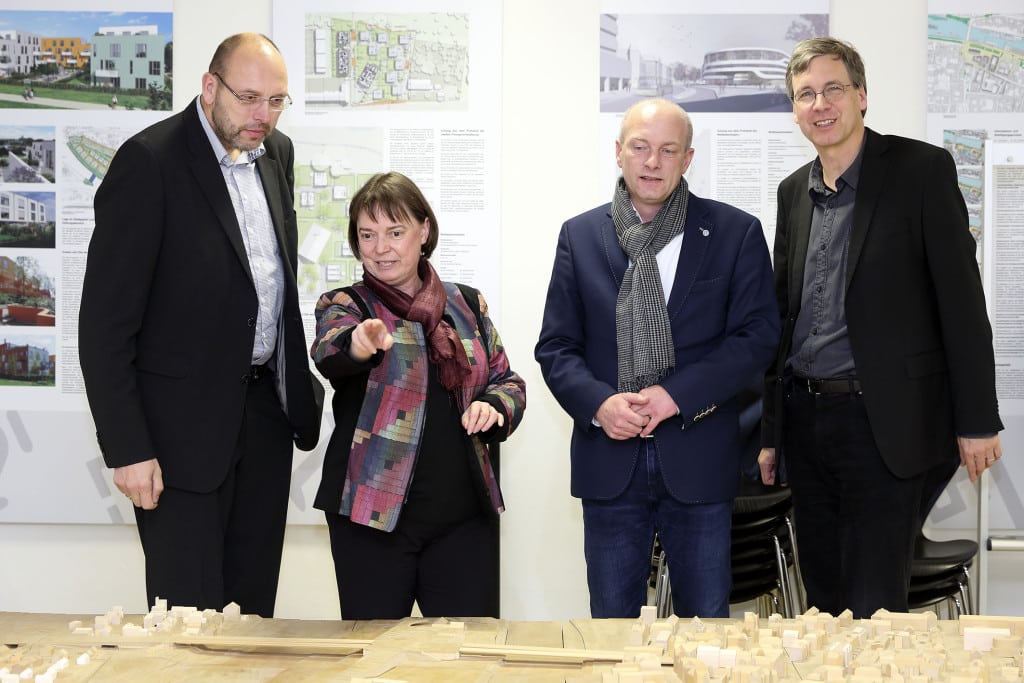 Die Teilnehmer betrachteten die Regensburger Projekte auch am hölzernern Stadtmodell. Auf dem Bild von links nach rechts: der Meißner Oberbürgermeister Olaf Raschke, Planungs- und Baureferentin Christine Schimpfermann, Oberbürgermeister Joachim Wolbergs und der Geschäftsführer der Arbeitsgemeinschaft Historische Städte Thomas Beese Bildnachweis: Stadt Regensburg, Peter Ferstl