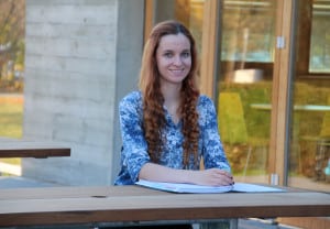Die 17-jährige Laura Schmid ist die erste Frühstudentin im Bachelorstudiengang „Biomedical Engineering“ an der OTH Regensburg. Foto: OTH Regensburg