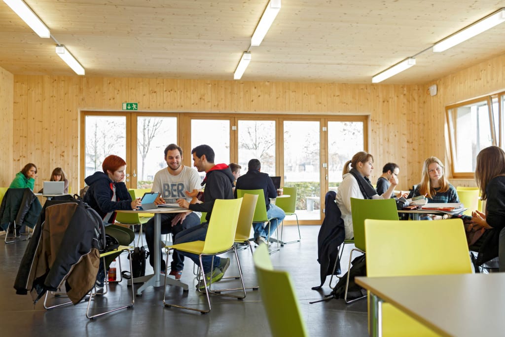 Das Studierendenhaus der OTH Regensburg gibt es inzwischen ein Jahr. Die Studierenden nutzen den Aufenthaltsraum zum Arbeiten, Entspannen und für Veranstaltungen. 