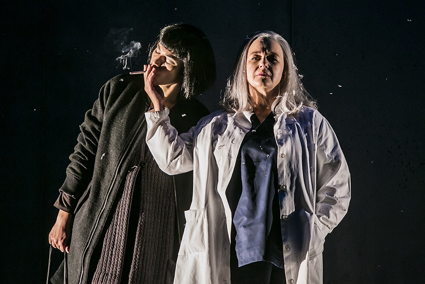 Zahme Zornige: Andine Pfrepper und Franziska Sörensen im neuen Stück des Theaters Regensburg. Bild: Theater Regensburg / Jochen Quast.