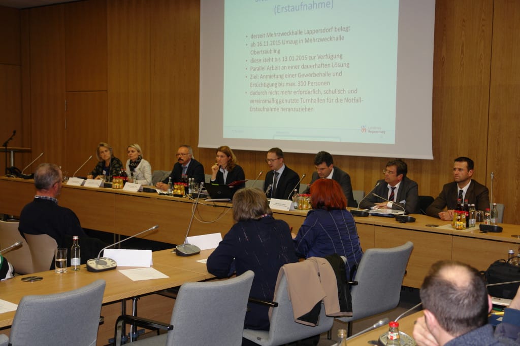 Stellten sich bei der dritten Integrationsveranstaltung des Landkreises Regensburg den Fragen der Vermieter und ehrenamtlichen Helfer (von links):   Ulrike Schmid (Geschäftsführerin der Volkshochschule Regensburger Land), Dr. Gaby von Rhein (Leiterin der Freiwilligenagentur des Landkreises), Karl Mooser (Leiter der Sozialabteilung am Landratsamt Regensburg), Landrätin Tanja Schweiger, Dr. Thomas Thaller (Abteilungsleiter Asylunterbringung am Landratsamt Regensburg),, Martin Laumer (Leiter des Sozialamtes am Landratsamt Regensburg), Ronald Gössl (Agentur für Arbeit) und Stefan Stelzer (Leiter der Abteilung Öffentliche Sicherheit und Ordnung am Landratsamt Regensburg). 