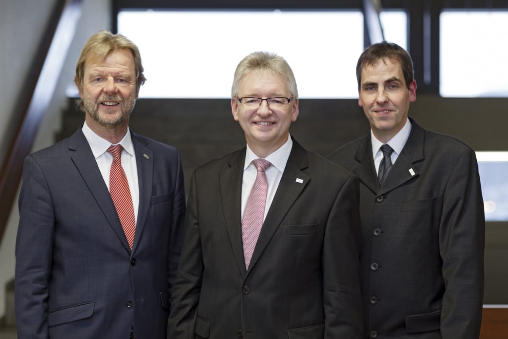 Hochschulrat der OTH Regensburg erhält neuen Vorsitzenden: der neu gewählte Hochschulratsvorsitzende Helmut Matschi (Mitte), Mitglied des Vorstands der Continental AG, Division Interior, mit Prof. Dr. Wolfgang Baier (links), Präsident der OTH Regensburg, und Prof. Dr. Ralph Schneider (rechts), stellvertretender Vorsitzender des Hochschulrats und Professor in der Fakultät Maschinenbau an der OTH Regensburg. Foto: OTH Regensburg / www.florianhammerich.com 