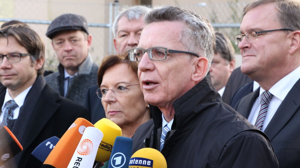 Bayerns Sozialiministerin Emilia Müller und Bundesinnenminister Thomas de Maizere bei der Eröffnung des "Ankunfts- und Rückführungszentrums" am 22. Oktober. Fotos: Wolfgang Traßl, Regierung von Oberfranken