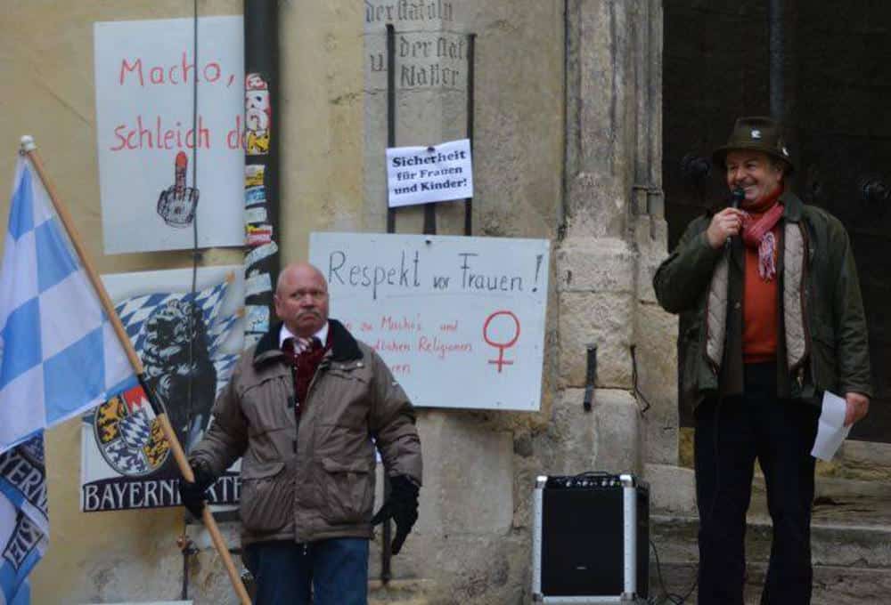 Fritz Zirngibl mit Fahnenträger vor dem Alten Rathaus. Alle Fotos: Thomas Witzgall