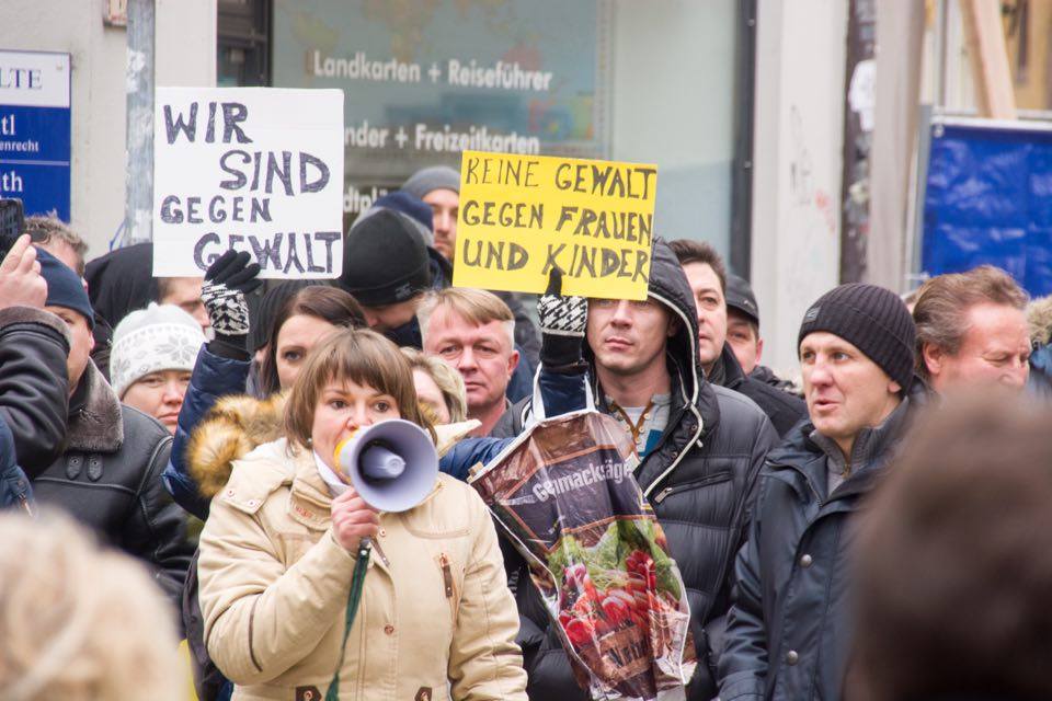 „Lisa, wir sind mit Dir.“ Eine behauptete Vergewaltigung war Anlass für Kundgebungen in mehreren Städten in Deutschland. In Regensburg nahmen über 400 Menschen teil. Fotos: Thomas Witzgall