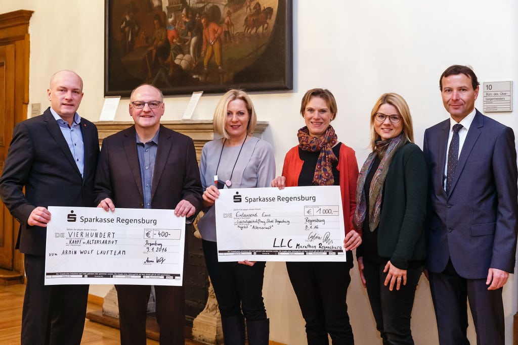 Oberbürgermeister Joachim Wolbergs (l.) und Melanie Brunner (2.v.r.) vom Stiftungsamt nehmen die Spendenschecks entgegen aus den Händen von Armin Wolf (v.l.), Claudia Fritsch und Sylvia Gingele vom LCC Marathon und Thomas Zink, Geschäftsführer des Donaueinkaufszentrums. Bildnachweis: Stadt Regensburg, Stefan Effenhauser