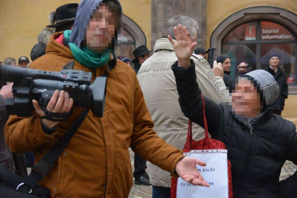 "Sie filmen hier nicht." Eine aufgeregte ältere Dame schimpfte wie ein Rohrspatz.