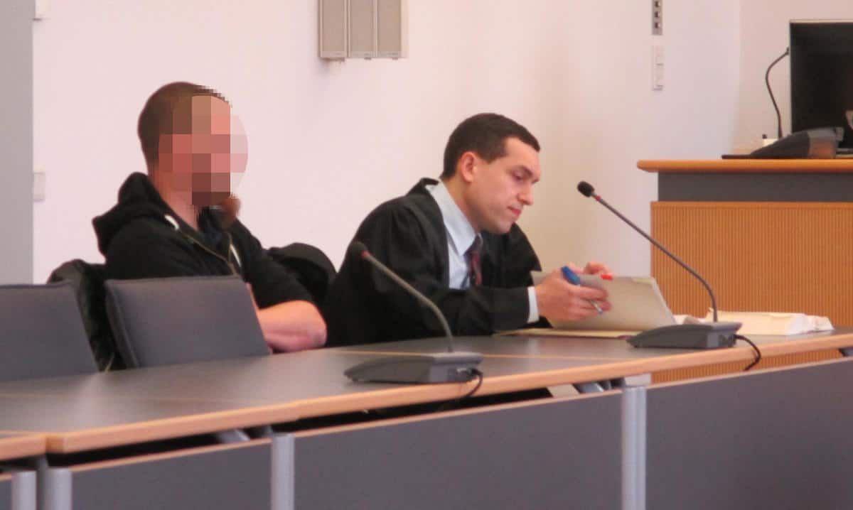 Sichtlich beeindruckt vom erstinstanzlichen Urteil: Marc U. mit seinem Rechtsanwalt. Foto: as